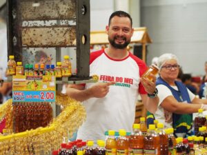 Imagem da notícia - Mel Flor do Amazonas, comercializado nas feiras da ADS, é eleito o melhor mel do Brasil em congressos nacionais